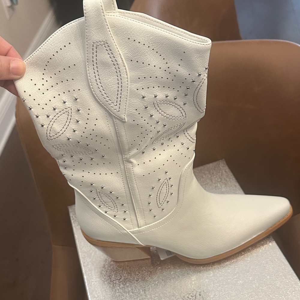 Elegant Cream Heeled Boots
